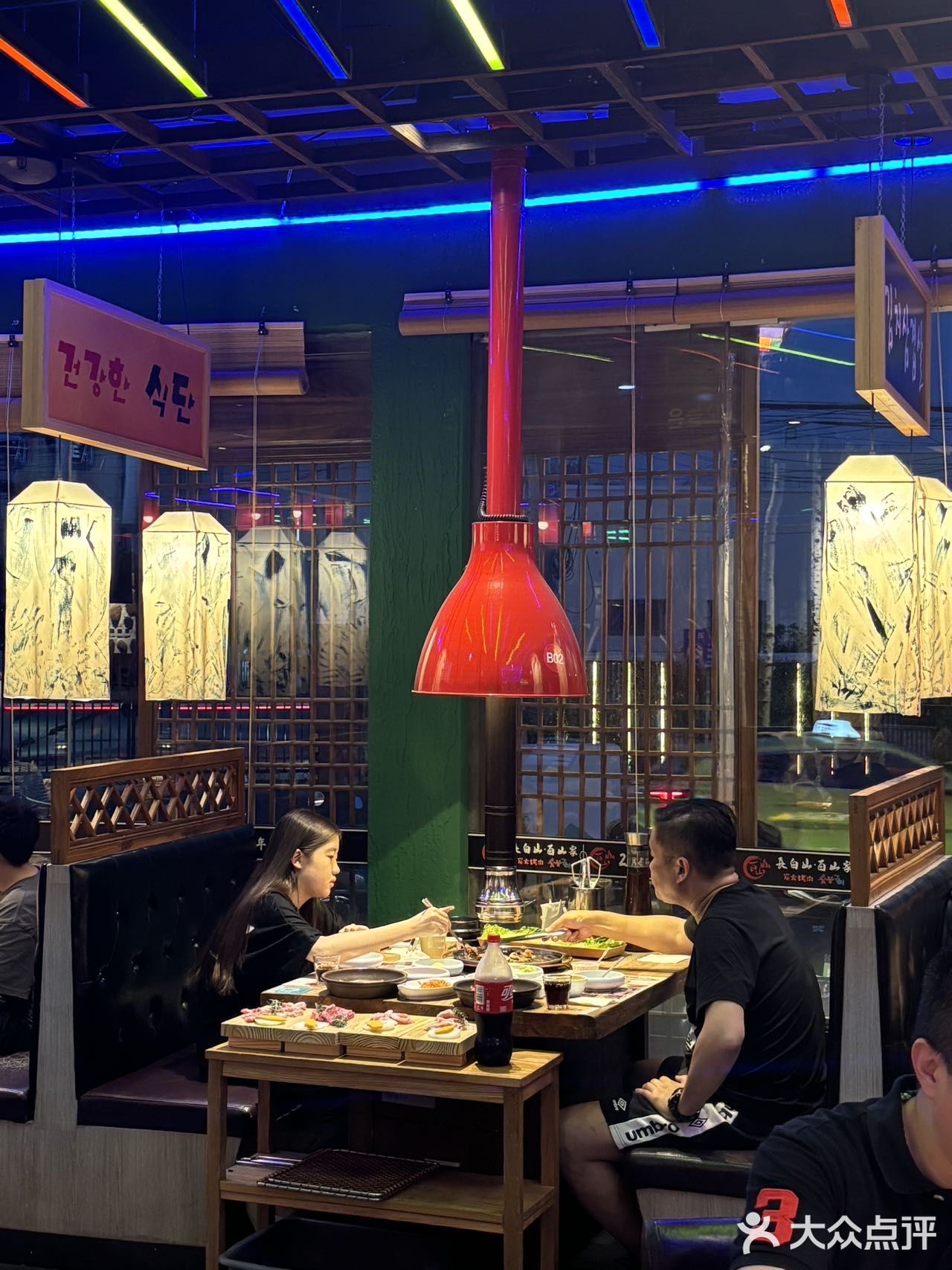 卧卧卧…吃个烤肉竟然烧起来了