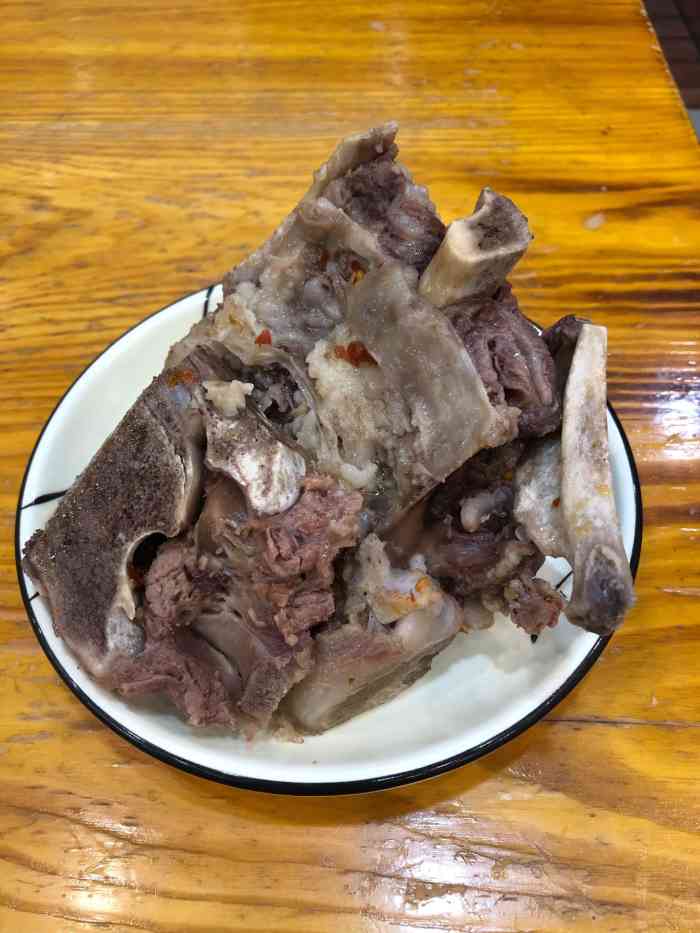 李家牛肉汤馆-"被他家的牛骨头汤香味吸引过来的,牛骨头很.