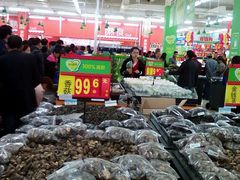 店内购物的人-沃尔玛购物广场(霖雨路店)