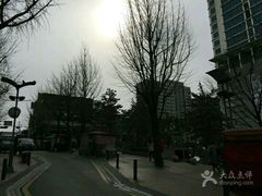 -梨大女人街