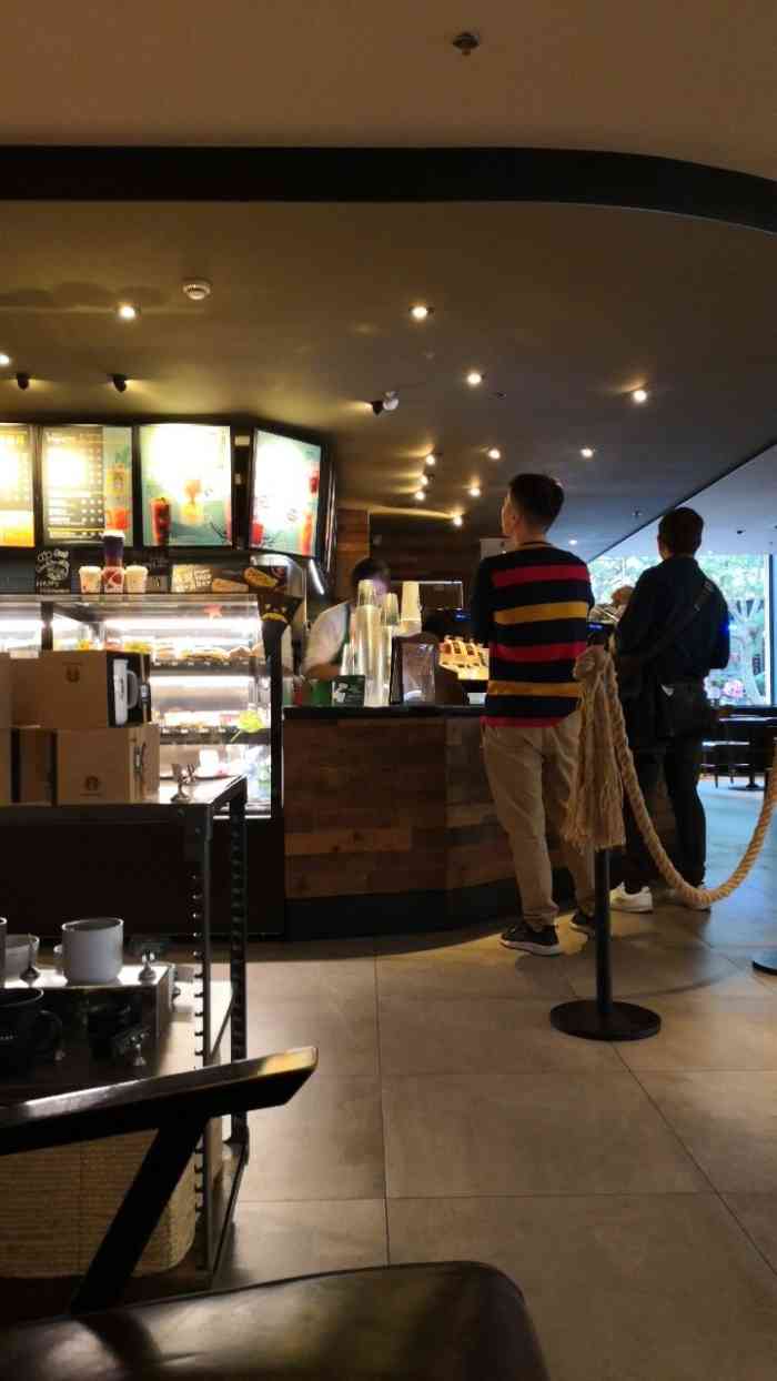 星巴克(永安百货店)-"在市中心人民广场的九江路上,永安百货的一.