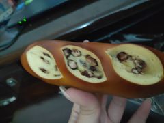 红豆碱水面包-天井·丑面包搭咖啡