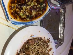 樱桃蟹脚热干面-早酒肖汉老味拌面