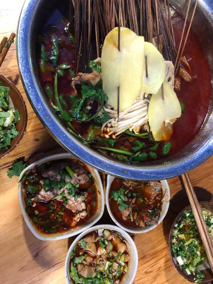 地址跟着导航找会有一个小门上面写着老瓦房串串香进去后才是真正的