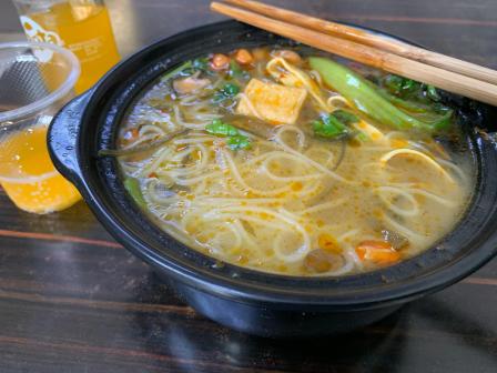 推荐:砂锅香菇鸡丁三鲜米线