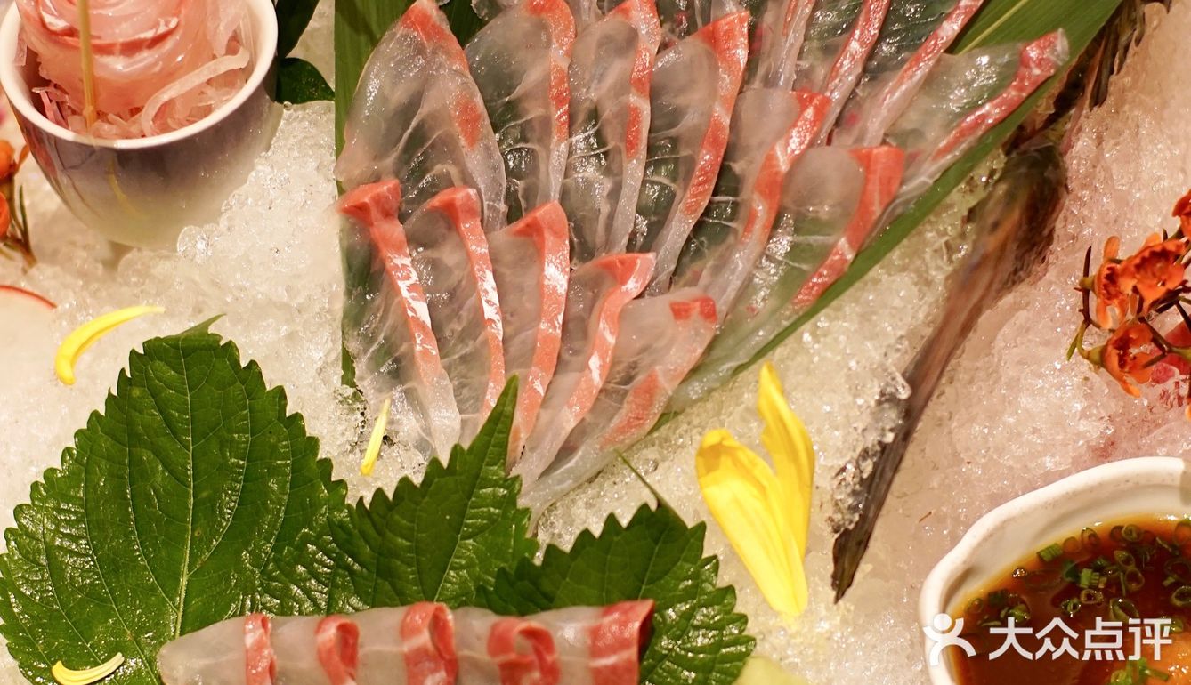 活斑节虾做刺身肉质紧得弹牙亮黄黄拼蓝盈盈的虾尾真漂亮