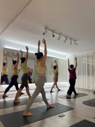 -闺蜜瑜伽·普拉提女性塑形馆