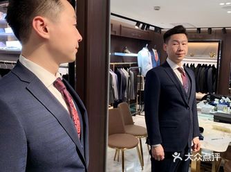 这家定制西装在上海好像分店不少，但开在南京西路金鹰的
