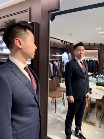 这家定制西装在上海好像分店不少，但开在南京西路金鹰的