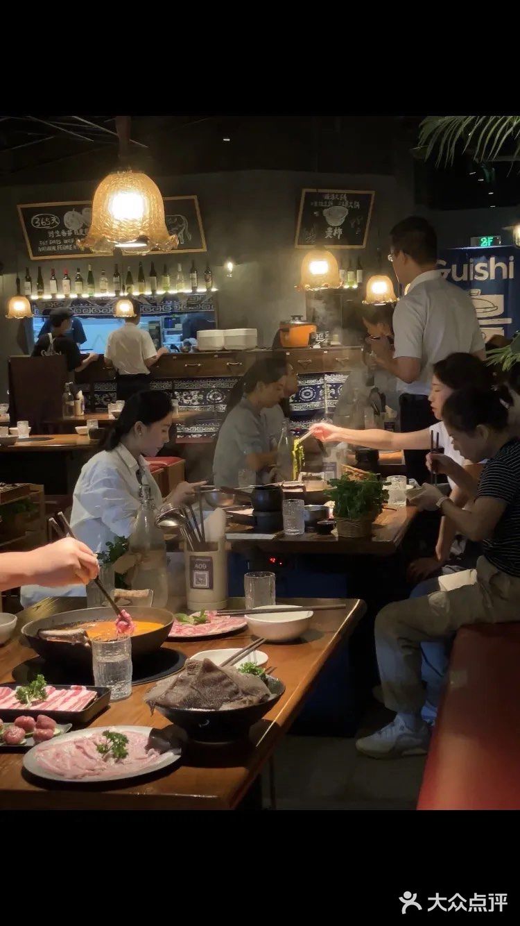 和姐妹居然在威士忌酒吧里吃到贵州酸汤牛肉火锅