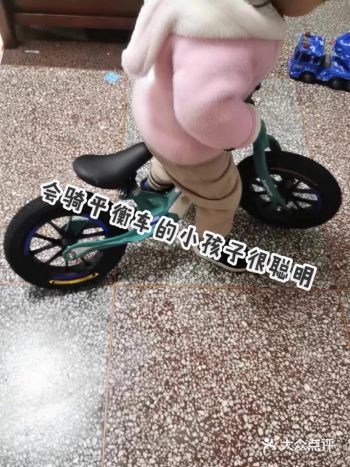 八岁小孩儿骑平衡车姿势都非常的帅气。