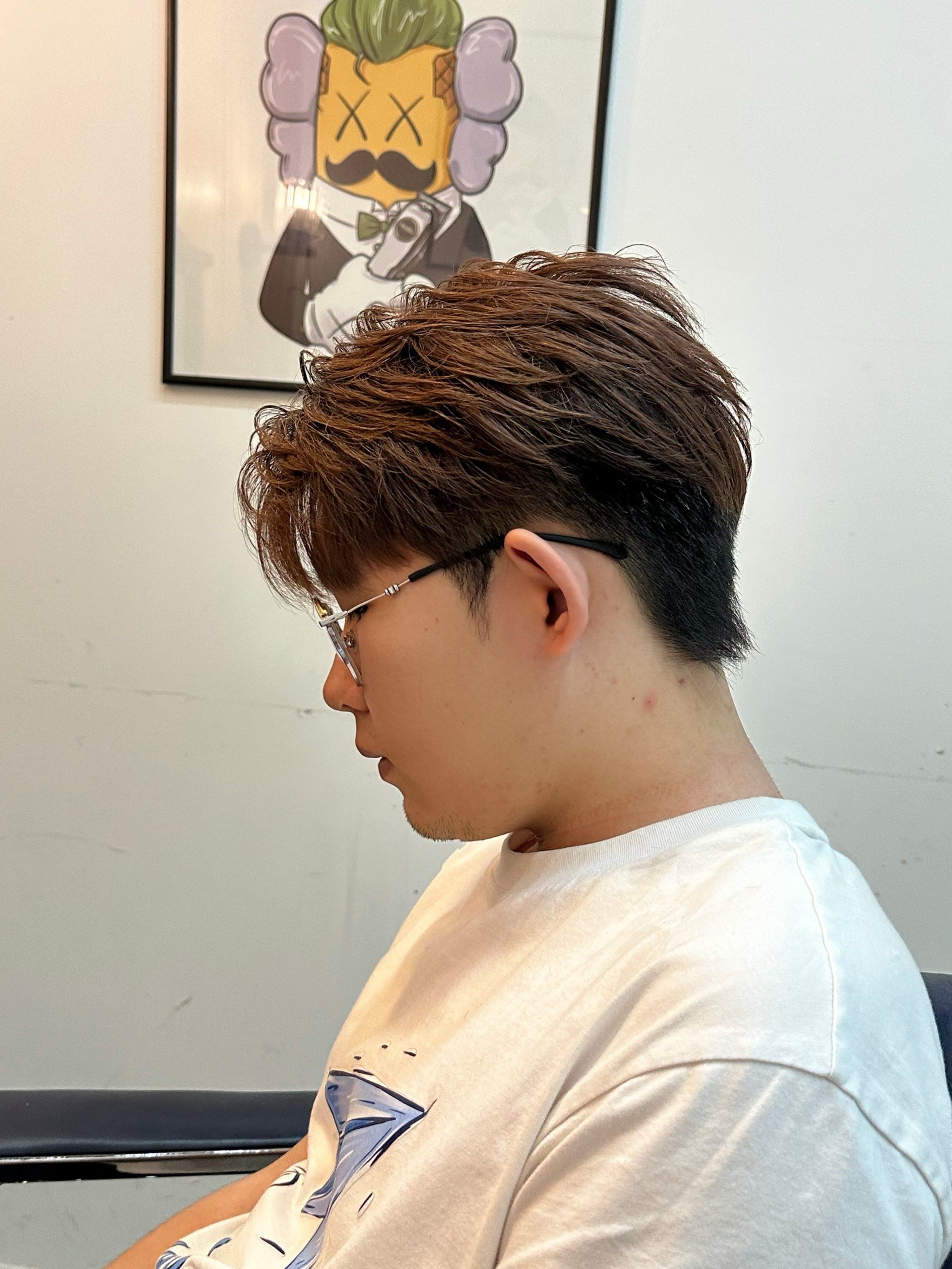 发型,它结合了微分碎盖和气垫烫两种技术,旨在为头发细软或贴头皮的