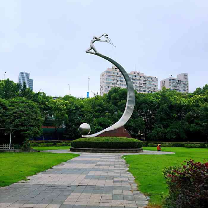 延天绿地-"绿地在公交车站后面 感觉环境么有点杂 而.