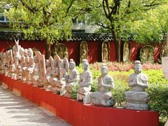 还没到入口就一堆佛像-周园