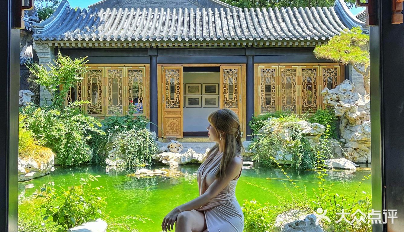 藏在巷中的碧绿池水