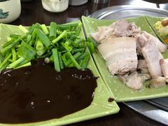 白肉蘸酱-金卯白肉罩火烧