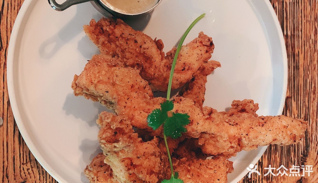 下班直接步行十分钟就能到。周边有地铁十二号线方便她过来