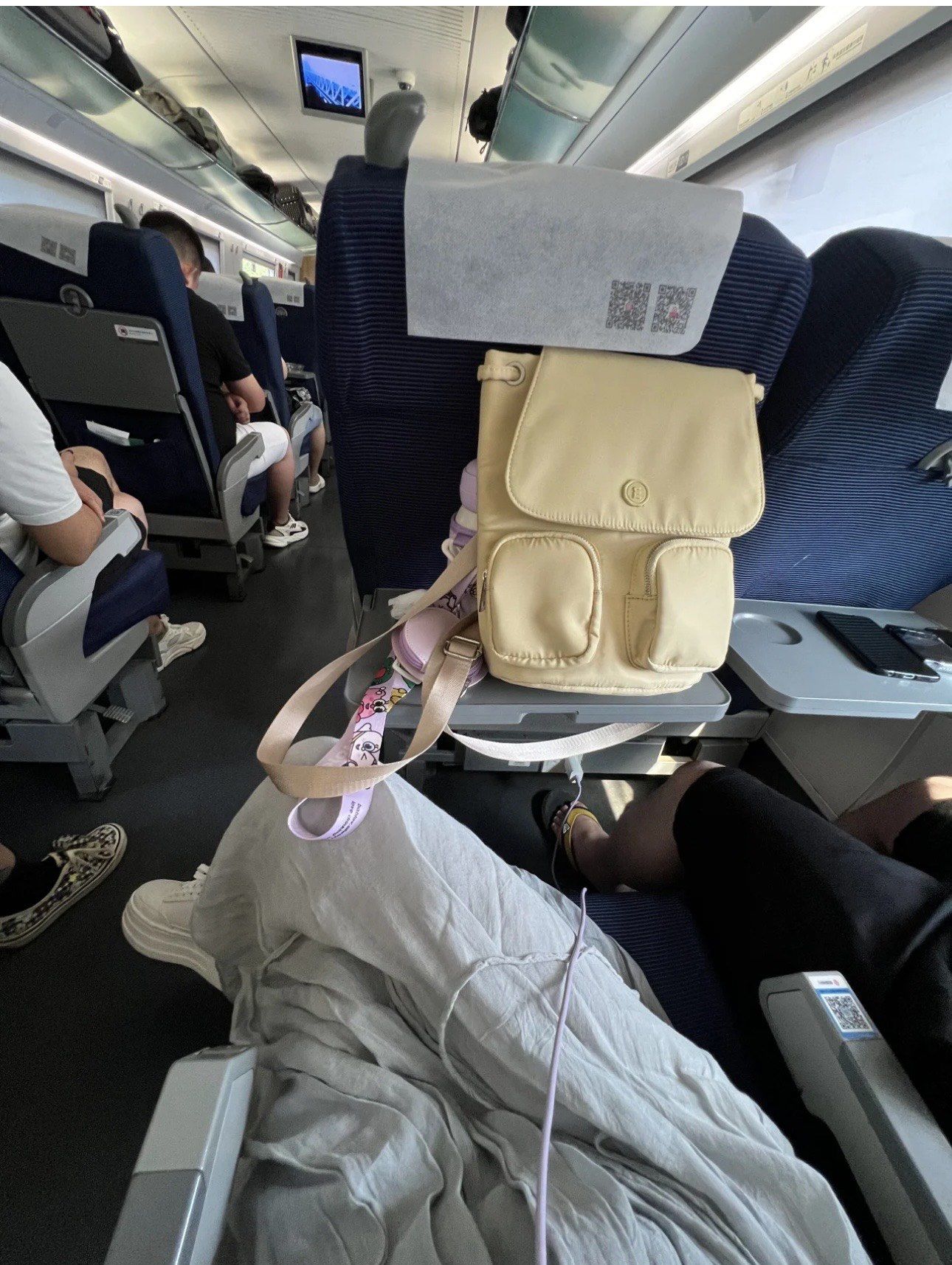 n旁边这个人 本来就胖一直动来动去不是歧视胖子讨厌没素质的一直动