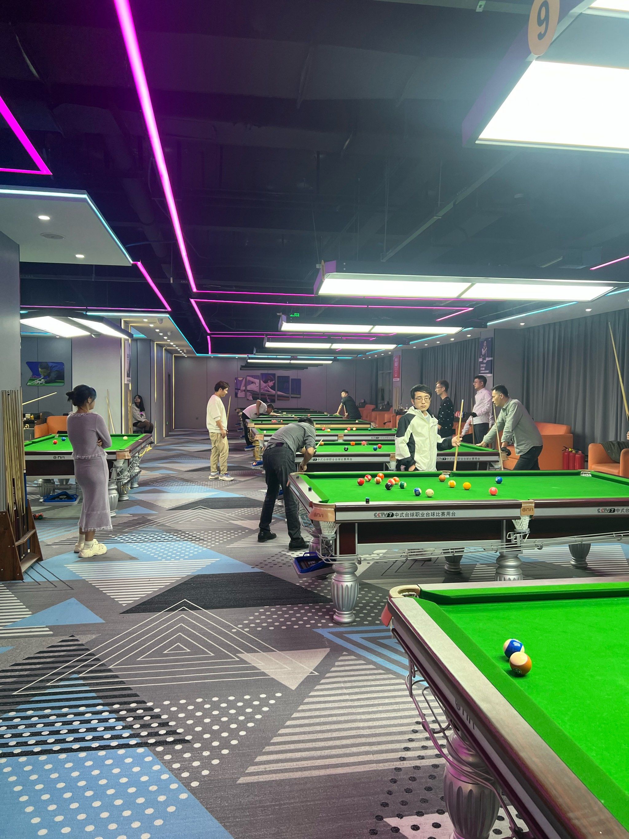 这家台球厅也太棒了吧!