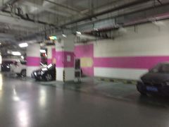 -爱琴海购物公园-地下停车场