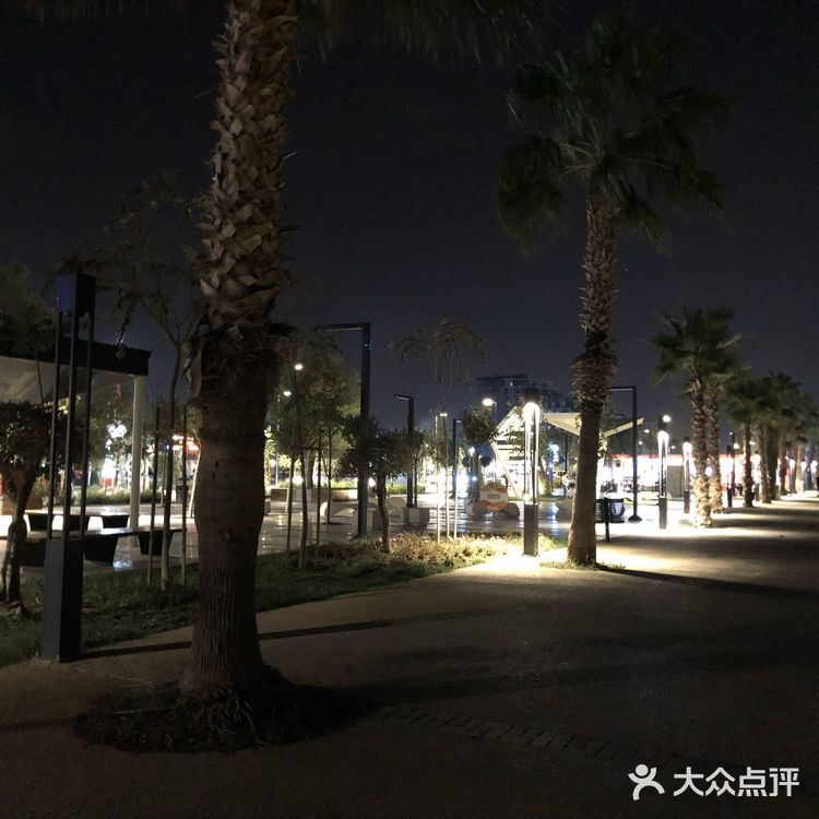 在街边酒吧要一杯酒，看着街上来来去去的人，都走的很悠闲