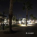 在街边酒吧要一杯酒，看着街上来来去去的人，都走的很悠闲