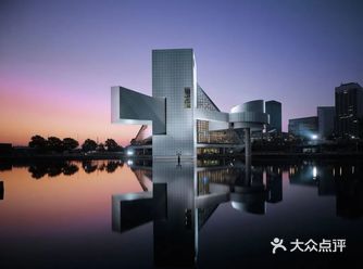 该建筑位于一个占地1.2英亩的表演广场上，这使得场地