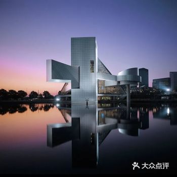 该建筑位于一个占地1.2英亩的表演广场上，这使得场地