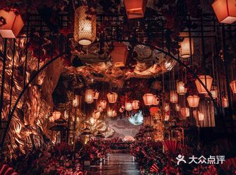 起初你在天涯，我在海角，是缘份让你我相遇，是真爱让你