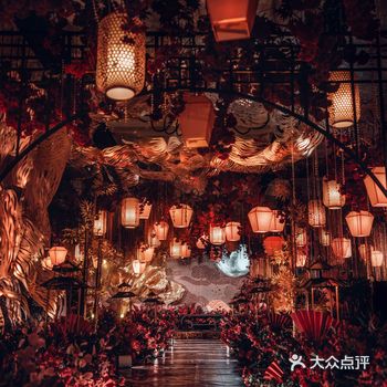 起初你在天涯，我在海角，是缘份让你我相遇，是真爱让你