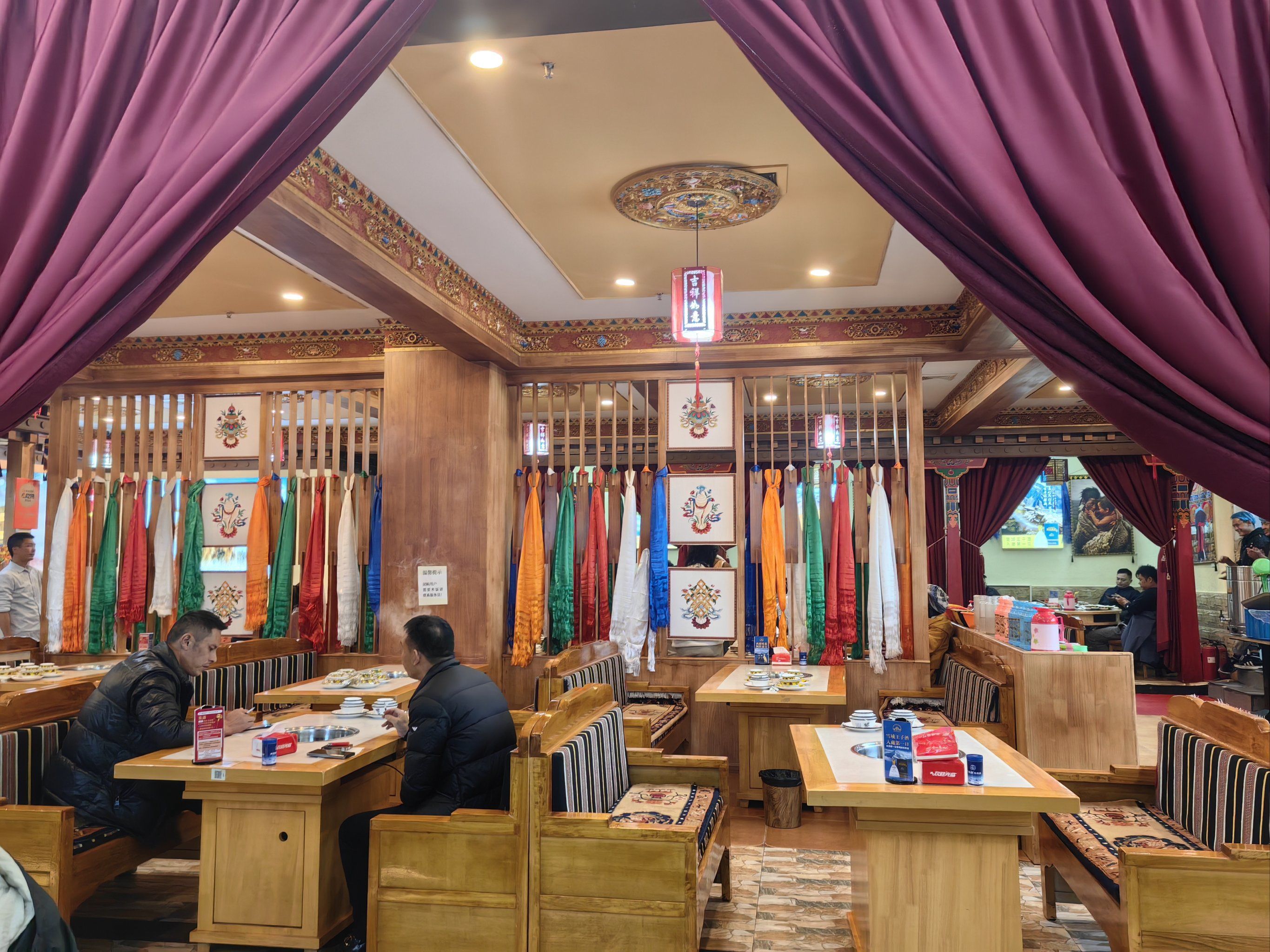 打卡过同家的酸汤牦牛火锅,环境十分好,很