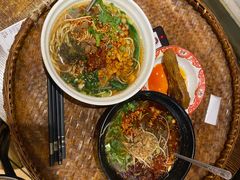 -爆炸头阿姨小四川正宗川味小吃(无任何分店)