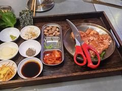 -围炉肉舍•炭烤活鳗•丹东海鲜烤肉(步行街店)