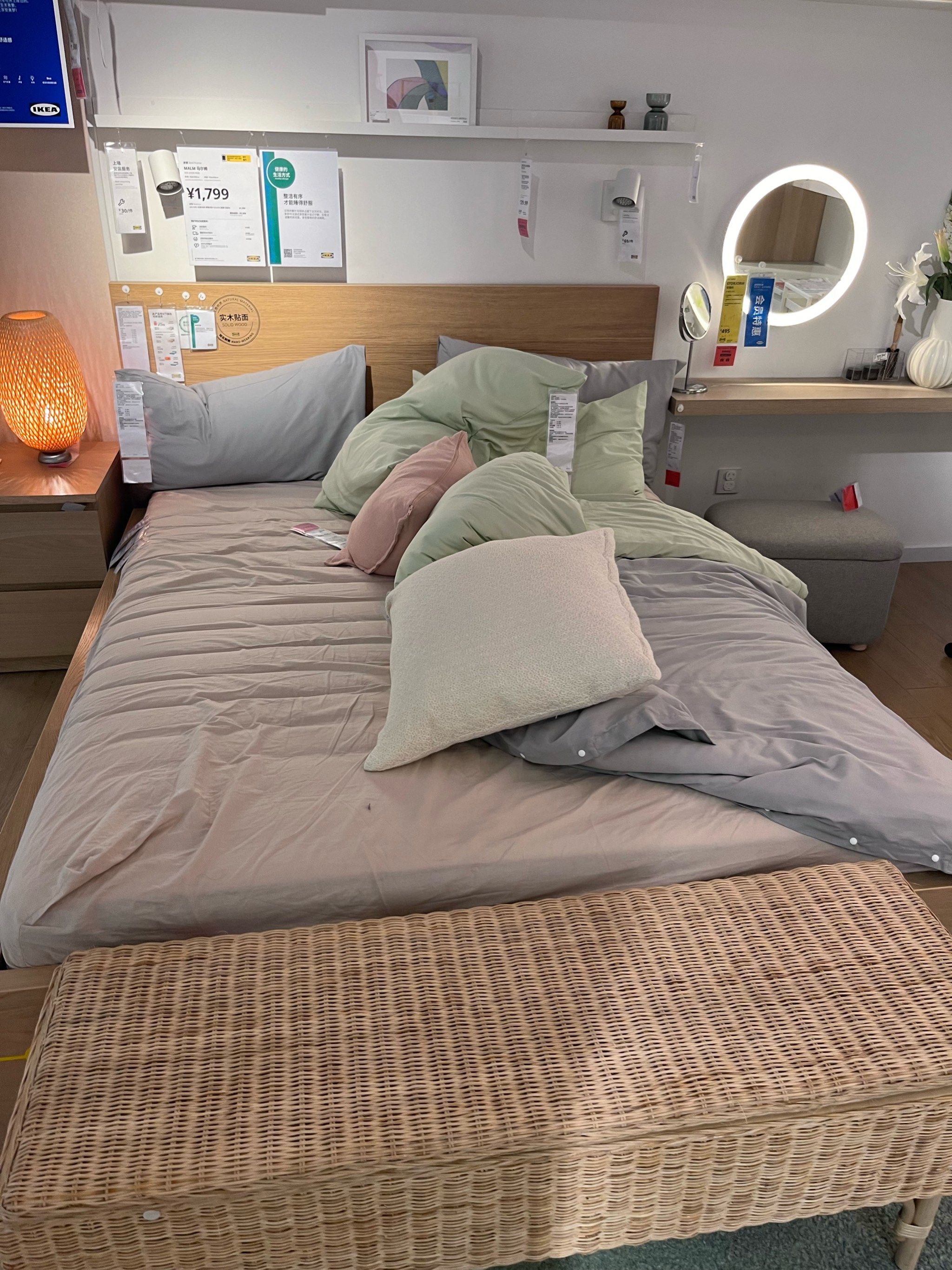 卧室的床看着就是很舒适