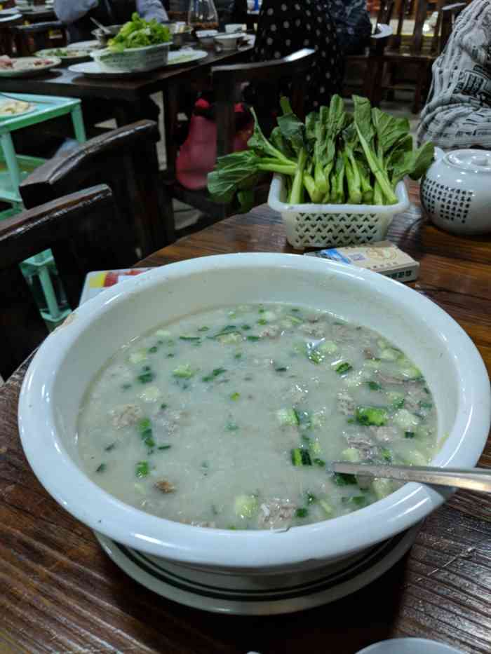 均安鱼庄(芳村总店)-"做顺德菜为主的一家大排档.好大,好多人.