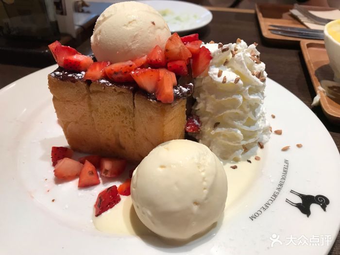 草莓奶油厚多士