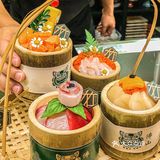没人能拒绝这碗满满刺身的竹筒饭！没有人！