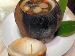 原汁椰子炖乌鸡-汤城小厨•粤菜•靓汤(西直门凯德MALL店)