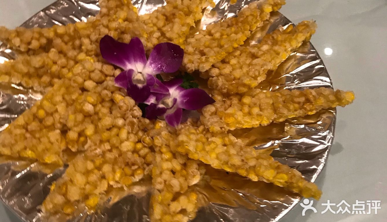 菜品价格合适 有包间 环境很好 菜单也有英文