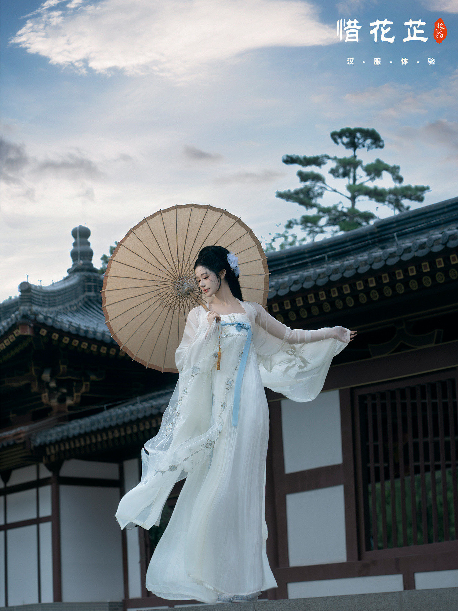 在西安的古典建筑走廊中漫步
展现东方的古典美学
手持古琴,穿越