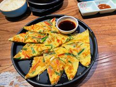 海鲜葱饼-明洞阿姨·韩式酱蟹烤肉·创意料理(三元桥店)