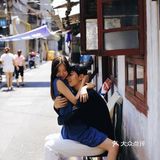 [亲亲]希望我们老了，还可以牵手漫步逛故里[拥抱]