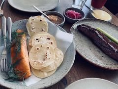烟熏三文鱼配烤饺子皮和芥末籽酱-BOR Eatery(安福路店)