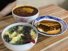 肉夹馍-老字号杨坡红油米线腊汁肉夹馍(东四道巷店)