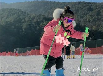 这是谁家的小孩呀，滑雪真是太可爱啦！