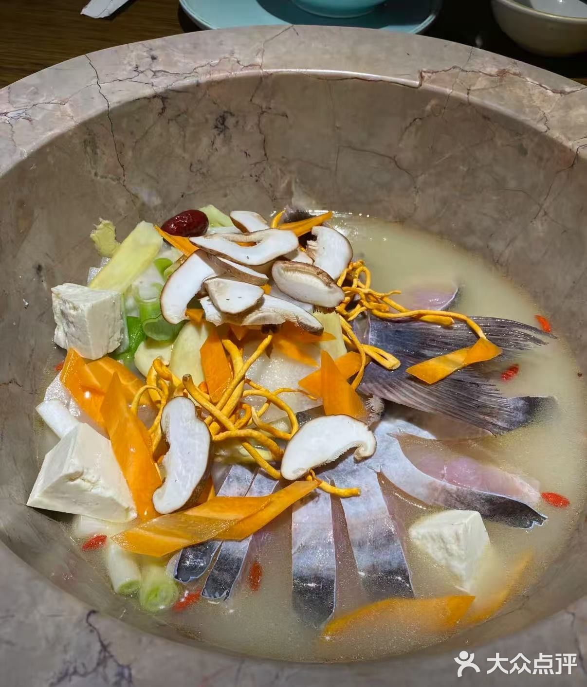 热气腾腾的鱼火锅之夜