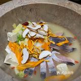 热气腾腾的鱼火锅之夜