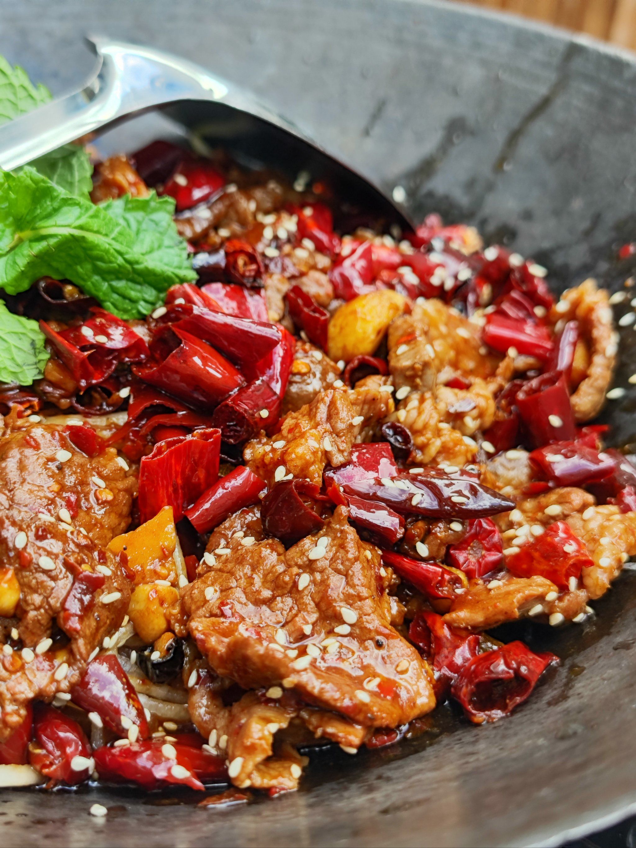 n小份干锅套餐里有米饭和黄金馒头,简直就是干饭人的