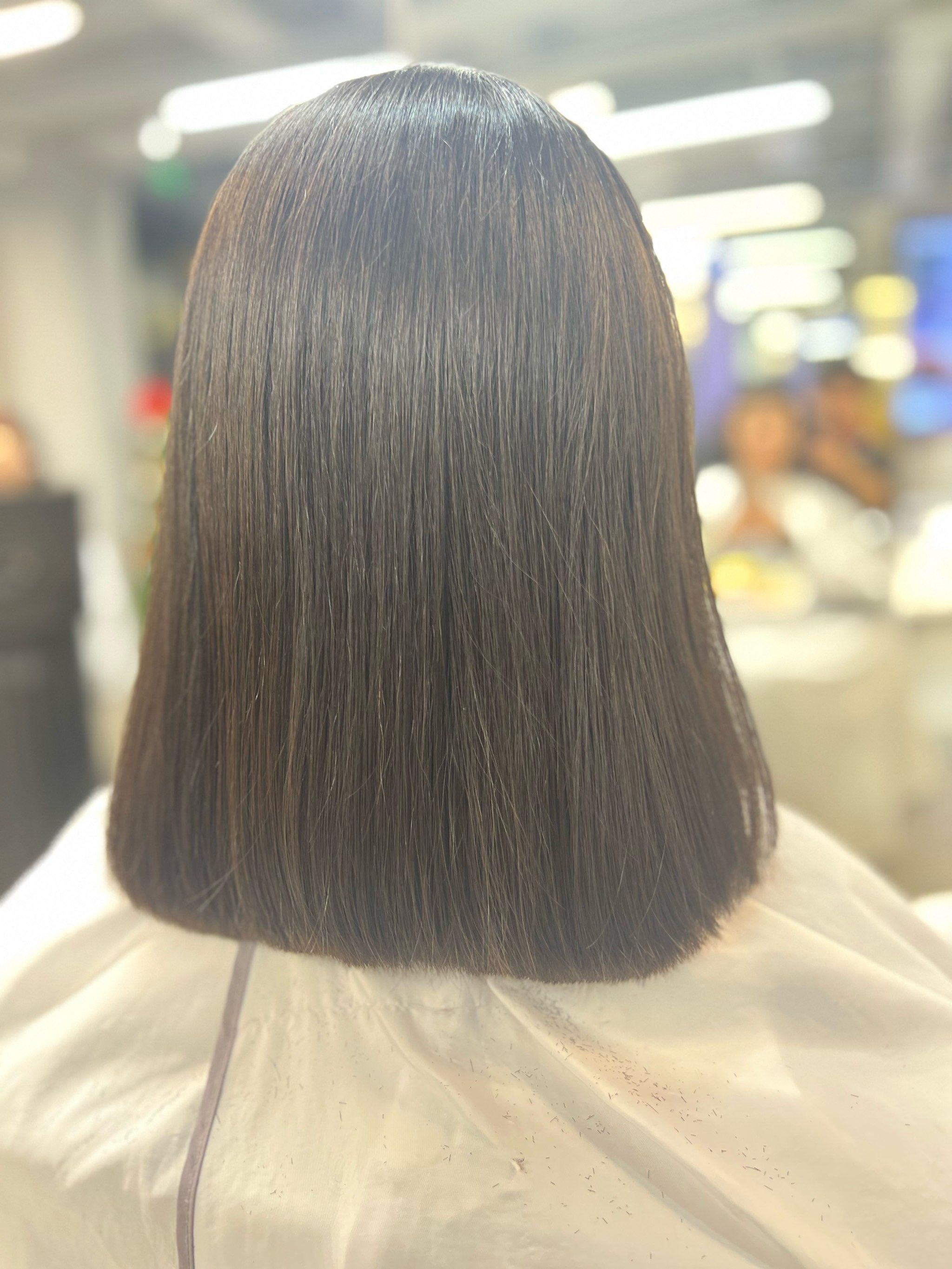 法式刘海带有一些自然的弧度和碎发,能够很好地修饰额头两侧,使额头看