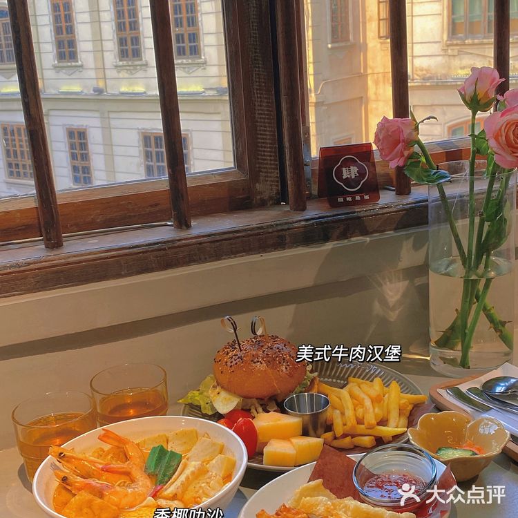 刚到的时候没什么人 我们就挑了个窗边的位置